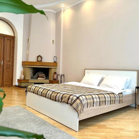 Apartments In The City Center, Near A Theatre, Zlata Plaza 리우네 외부 사진