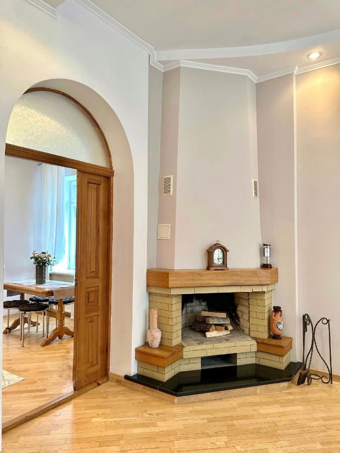 Apartments In The City Center, Near A Theatre, Zlata Plaza 리우네 외부 사진