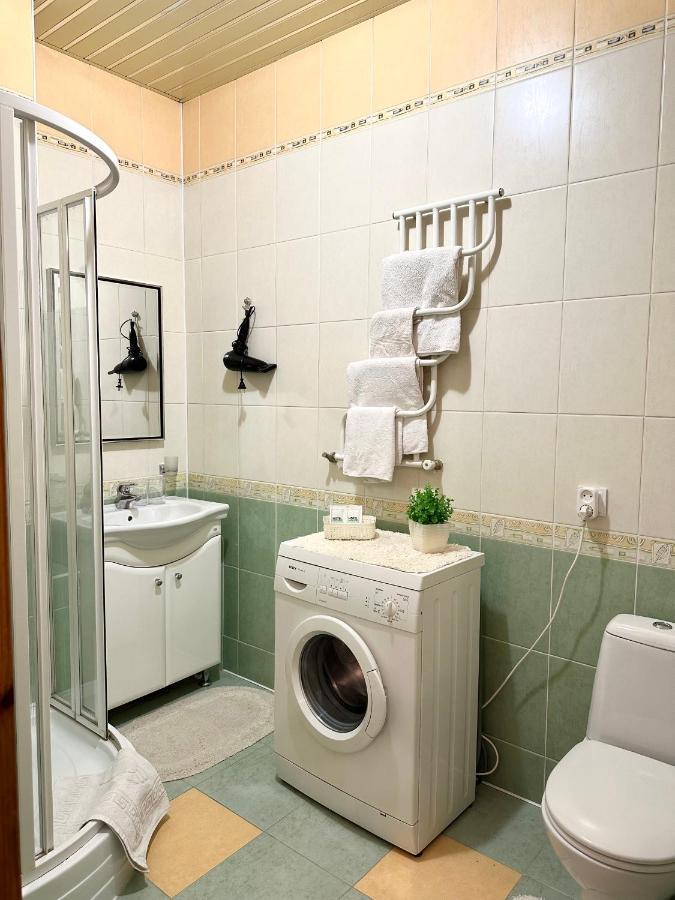 Apartments In The City Center, Near A Theatre, Zlata Plaza 리우네 외부 사진
