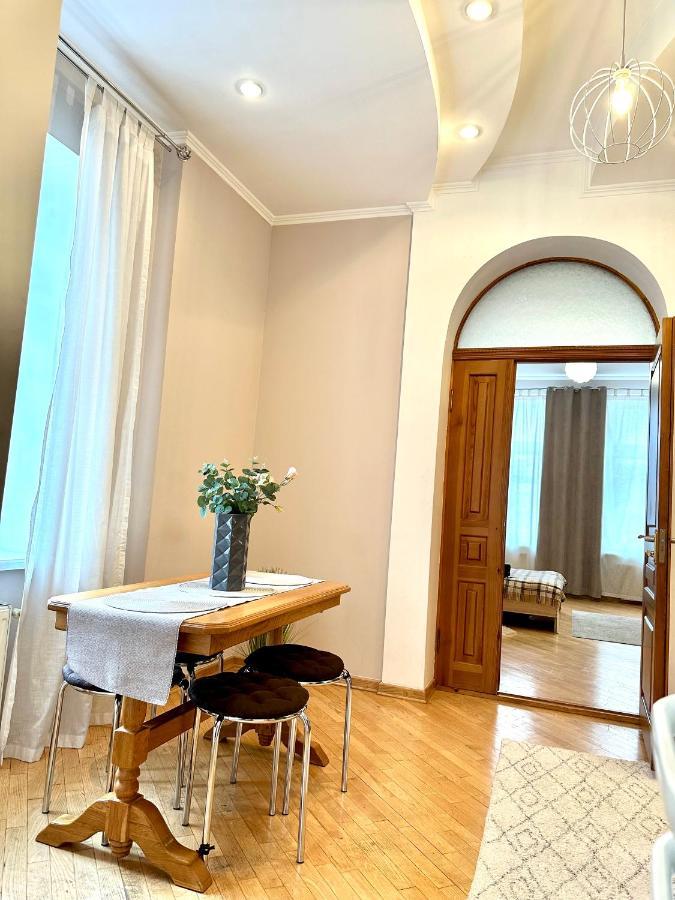 Apartments In The City Center, Near A Theatre, Zlata Plaza 리우네 외부 사진
