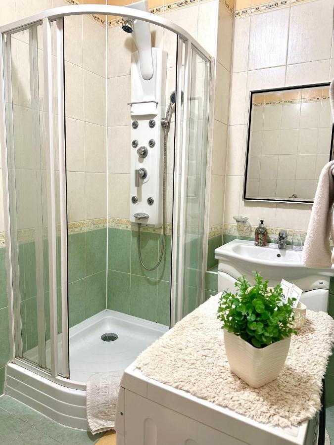 Apartments In The City Center, Near A Theatre, Zlata Plaza 리우네 외부 사진