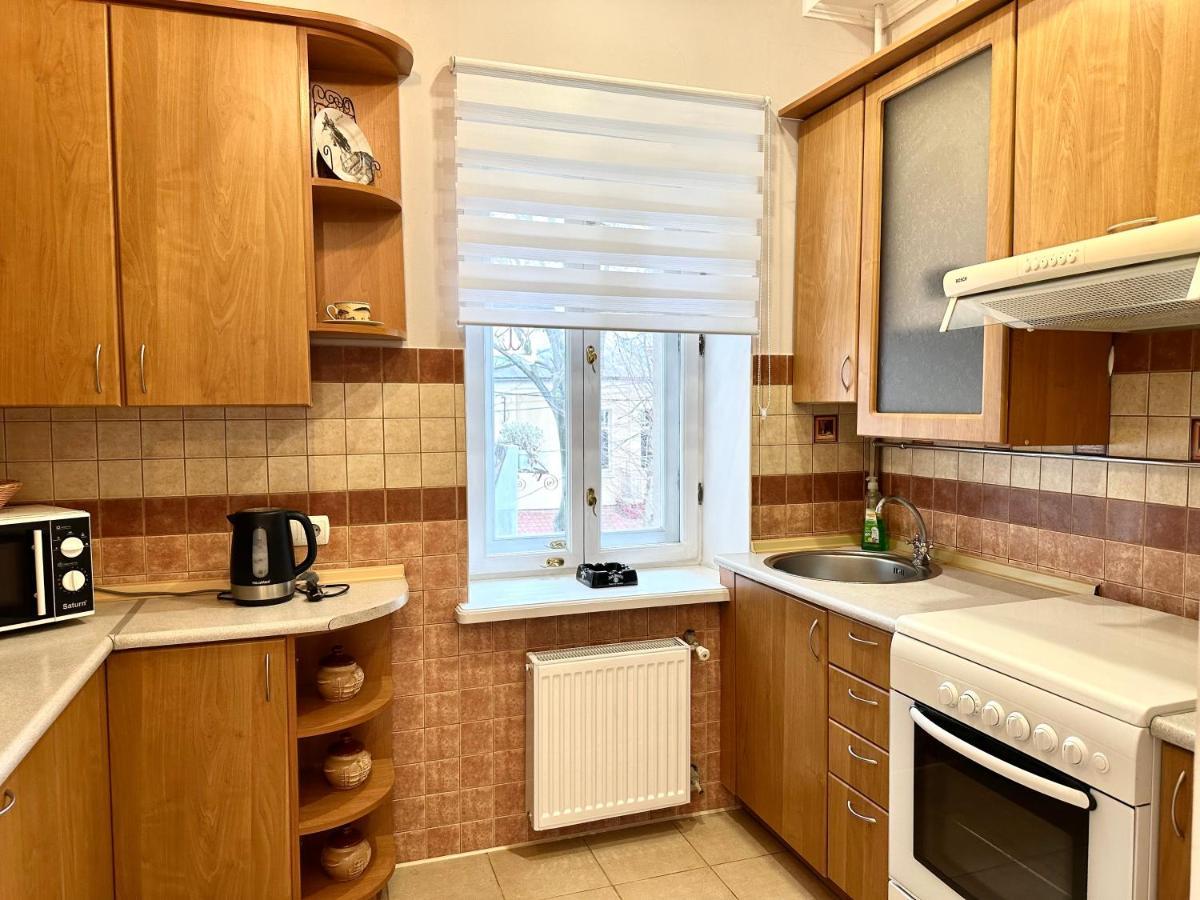 Apartments In The City Center, Near A Theatre, Zlata Plaza 리우네 외부 사진
