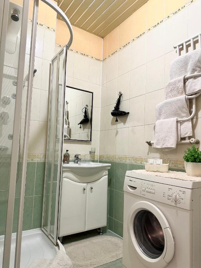 Apartments In The City Center, Near A Theatre, Zlata Plaza 리우네 외부 사진