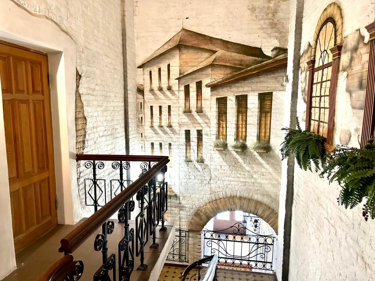 Apartments In The City Center, Near A Theatre, Zlata Plaza 리우네 외부 사진