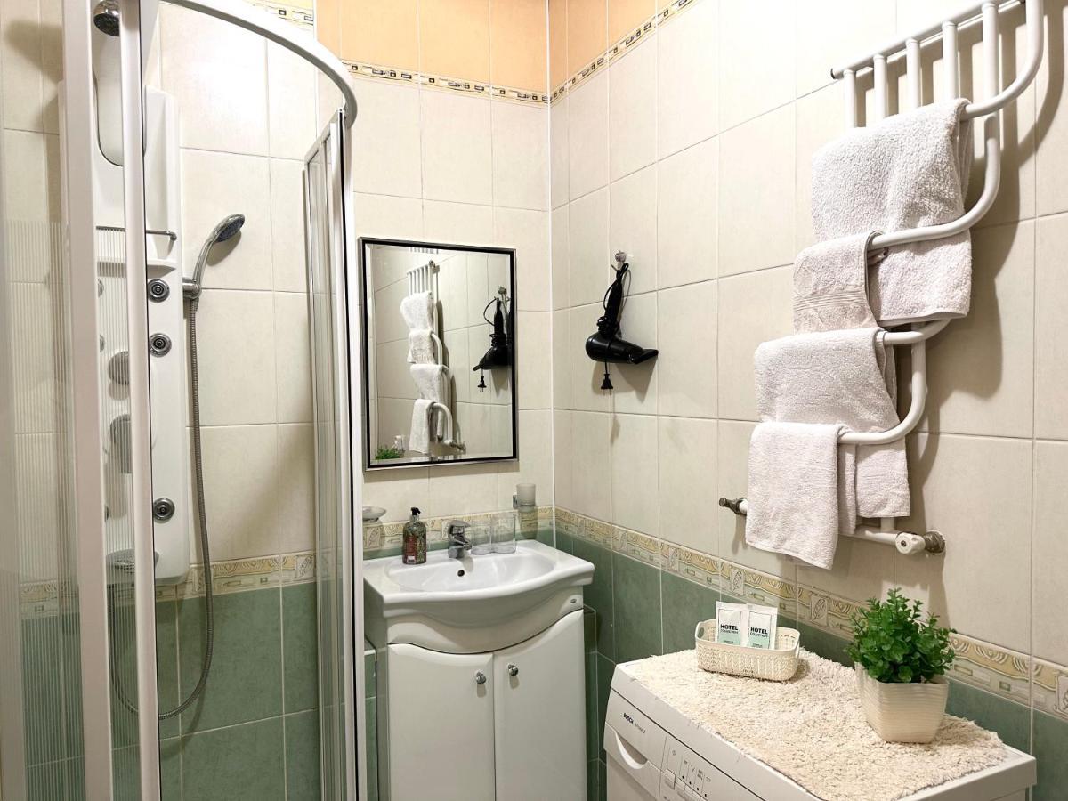 Apartments In The City Center, Near A Theatre, Zlata Plaza 리우네 외부 사진
