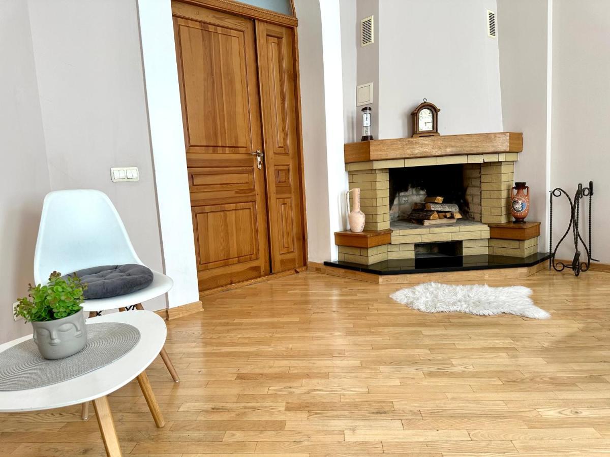 Apartments In The City Center, Near A Theatre, Zlata Plaza 리우네 외부 사진