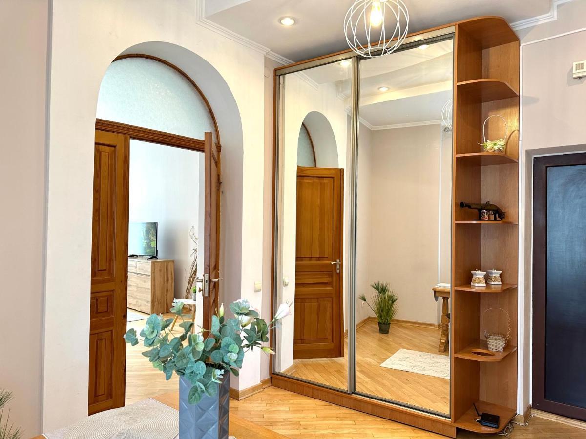 Apartments In The City Center, Near A Theatre, Zlata Plaza 리우네 외부 사진