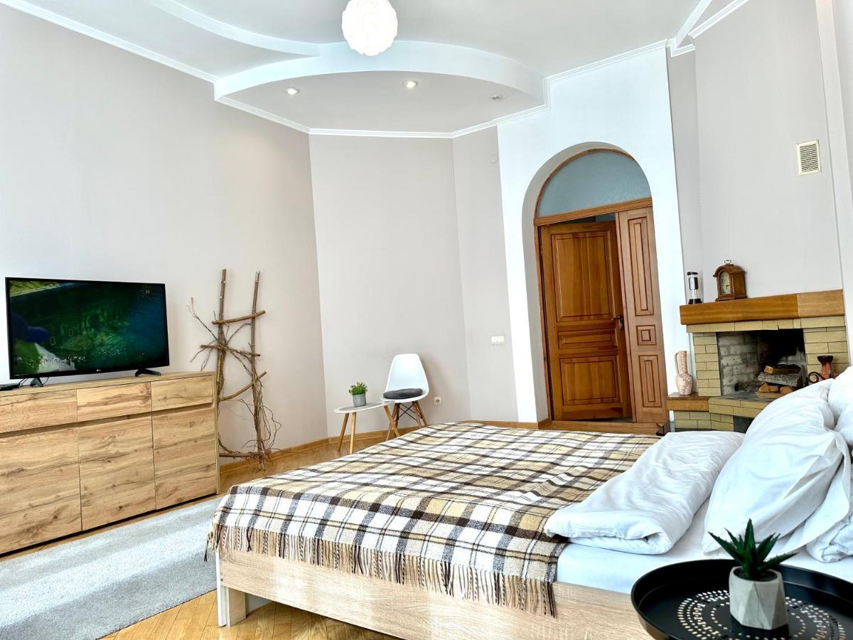 Apartments In The City Center, Near A Theatre, Zlata Plaza 리우네 외부 사진