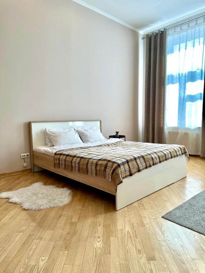 Apartments In The City Center, Near A Theatre, Zlata Plaza 리우네 외부 사진