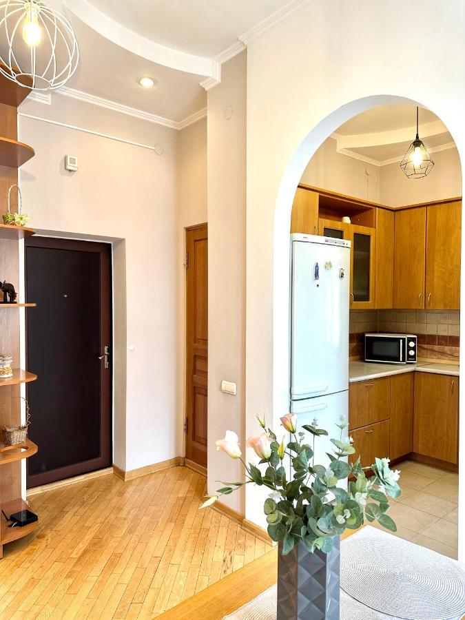Apartments In The City Center, Near A Theatre, Zlata Plaza 리우네 외부 사진